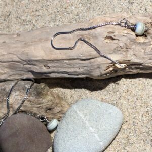 Chainettes d'oreilles avec perles "ivoire lapis"
