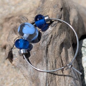 Créoles artisanales avec perles en verre bleu à motif floral – Raz Bannes Créations