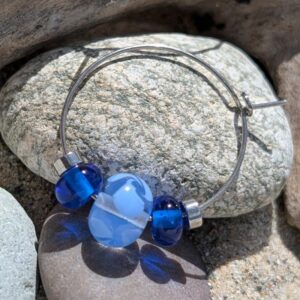 Créoles artisanales avec perles en verre bleu à motif floral – Raz Bannes Créations