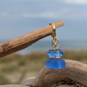 Boucles d'oreilles en perles de verre bleu, dont une perle dépolie