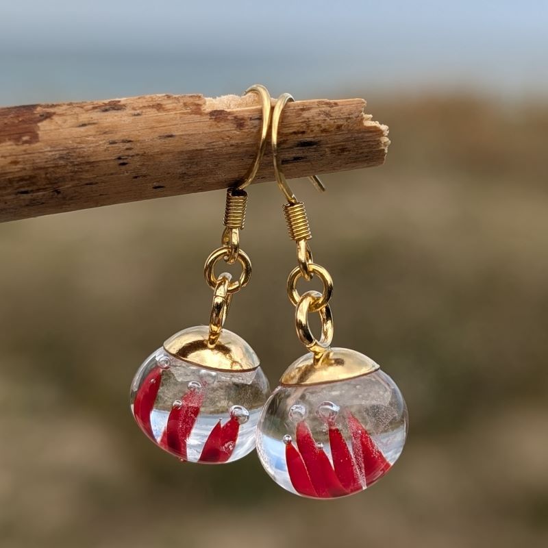 Boucles d'oreilles en perles de verre rouge – crochet doré – Image 2