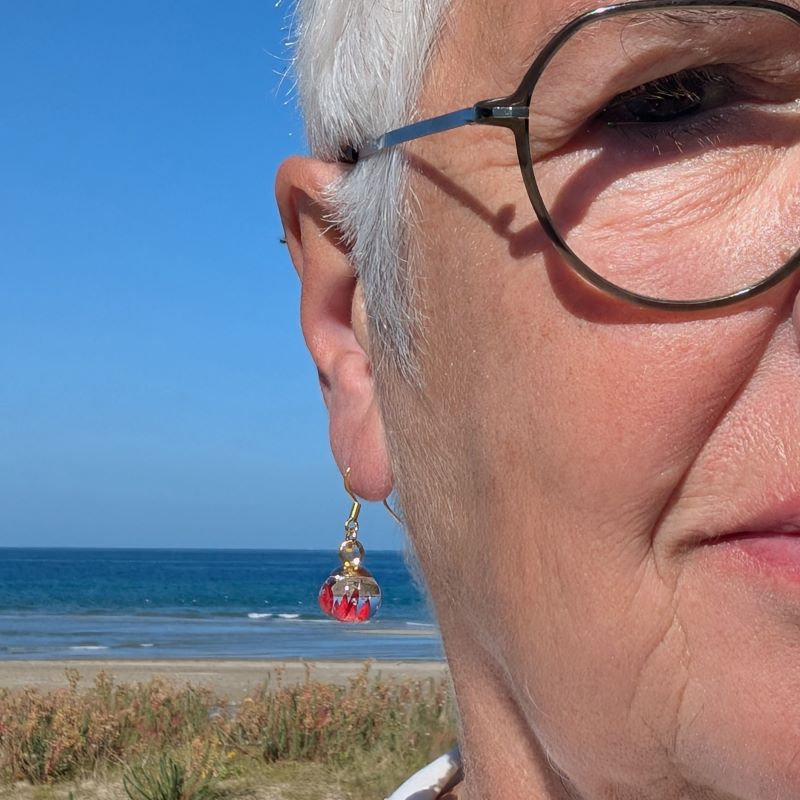Boucles d'oreilles en perles de verre rouge – crochet doré – Image 4