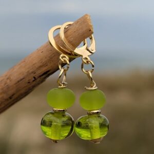 Boucles d'oreilles en perles de verre vert herbe, dont une perle dépolie