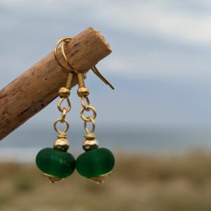 Boucles d'oreilles en perles de verre vert dépolies, crochets dorés