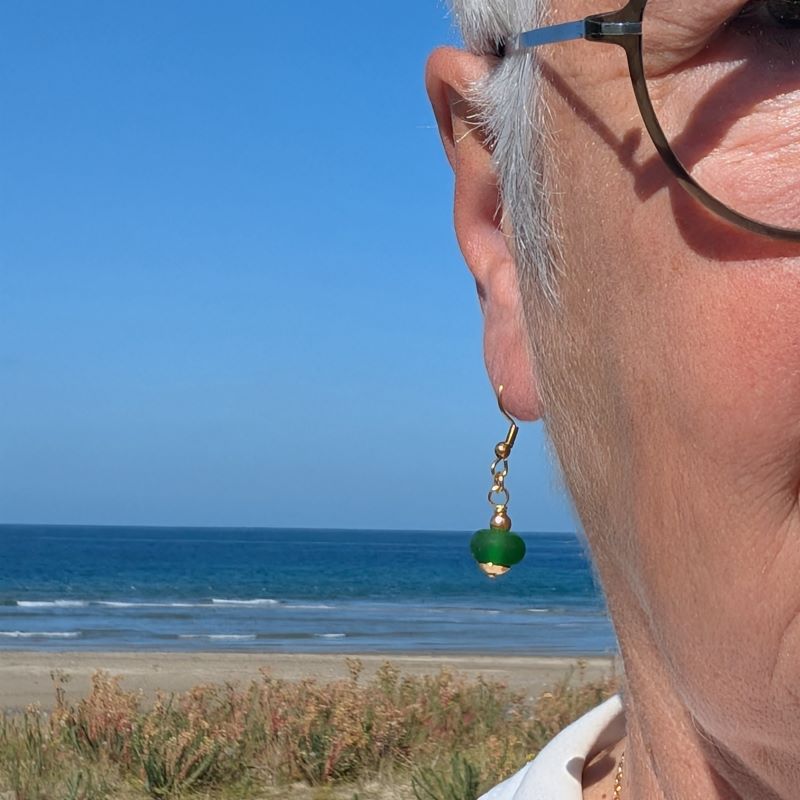 Boucles d'oreilles en perles de verre vert – crochet doré – Image 4