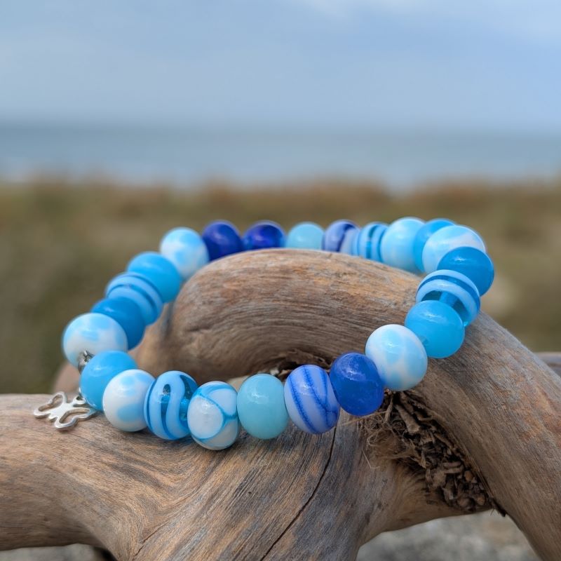 Bracelet en perles de verre bleu façonnées au chalumeau