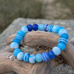 Bracelet en perles de verre bleu façonnées au chalumeau