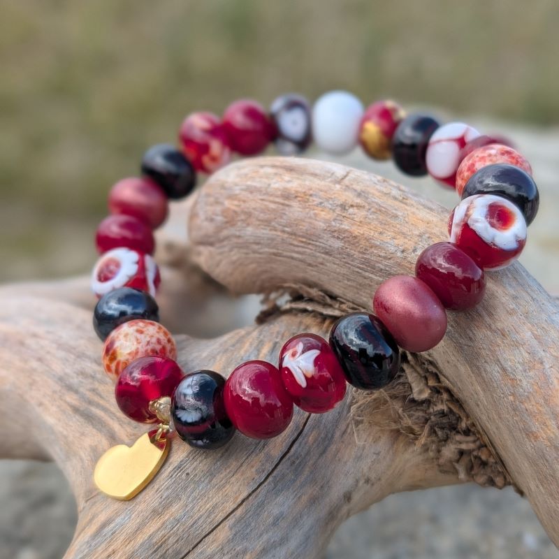 Bracelet en perles de verre rouge filées au chalumeau