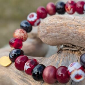 Bracelet en perles de verre rouge filées au chalumeau