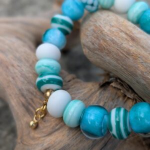 Bracelet en perles de verre vert façonnées au chalumeau