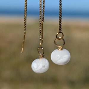 Chaînettes d'oreilles dorées avec perles blanches en verre de Murano et motif fleur blanc sur blanc