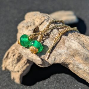 Chaînettes d’oreilles dorées avec petites perles de verre de Murano vert