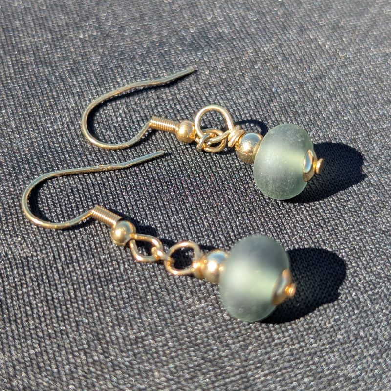 Boucles d’oreilles en verre de Murano dépoli gris-vert – Image 2
