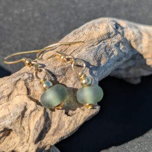 Boucles d’oreilles en verre de Murano gris-vert dépoli avec crochets dorés