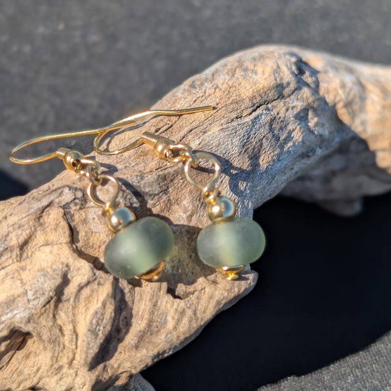 Boucles d’oreilles en verre de Murano gris-vert dépoli avec crochets dorés