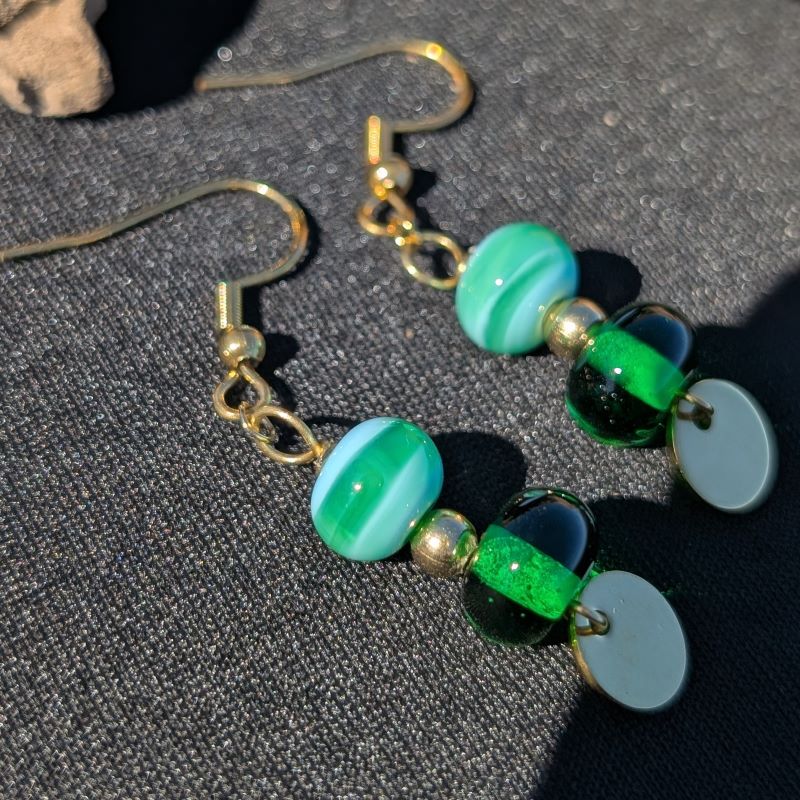 Boucles d’oreilles en verre de Murano vert et médaille dorée – Image 2