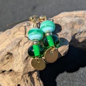 Boucles d’oreilles en verre de Murano vert avec perles marbrées et translucides et médaille dorée