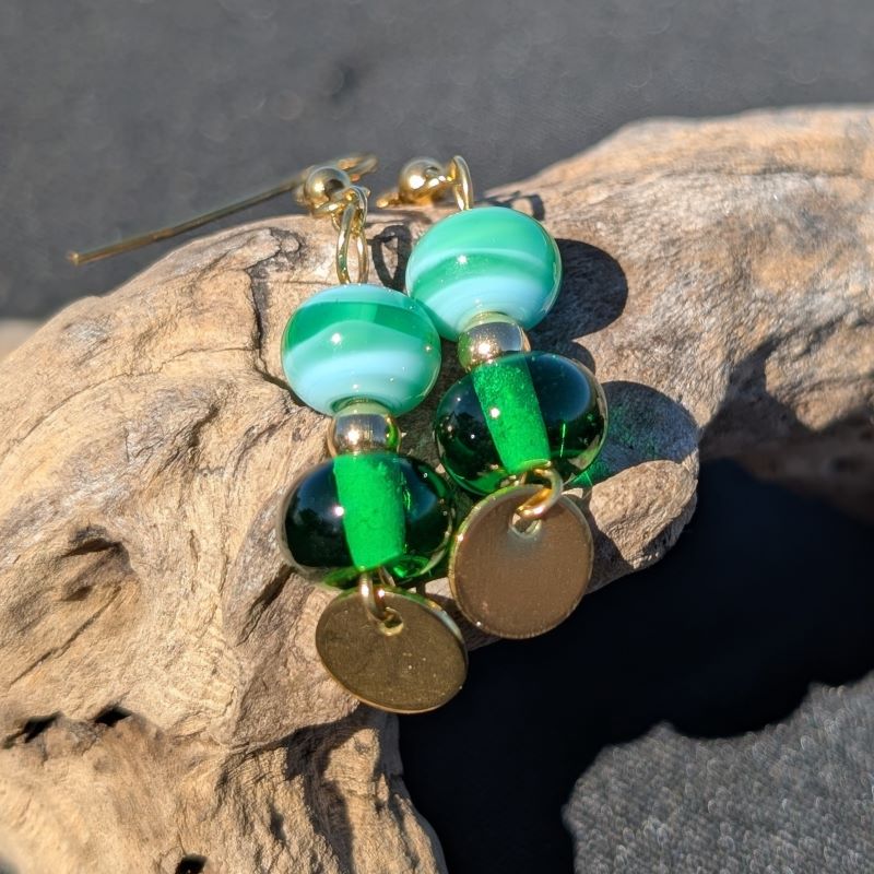 Boucles d’oreilles en verre de Murano vert avec perles marbrées et translucides et médaille dorée