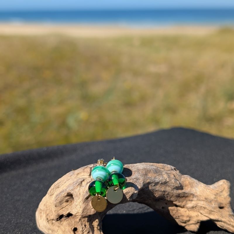 Boucles d’oreilles en verre de Murano vert et médaille dorée – Image 3