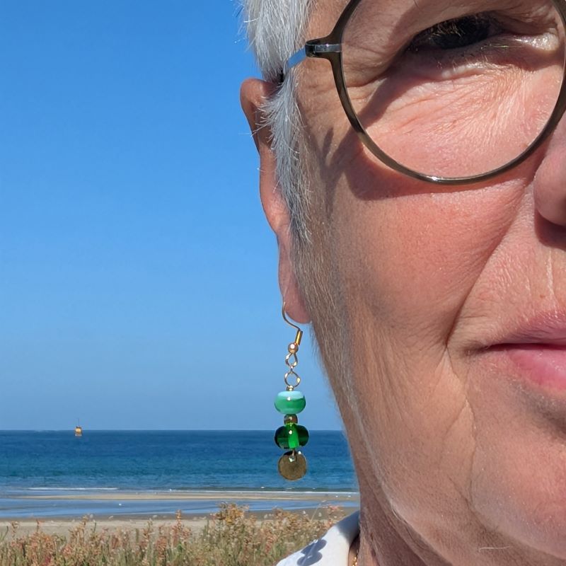 Boucles d’oreilles en verre de Murano vert et médaille dorée – Image 4