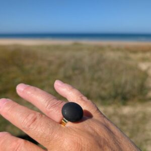 Bague dorée réglable avec cabochon rond en verre de Murano noir dépoli à finition satinée