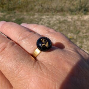 Bague dorée réglable avec cabochon en verre noir et feuille d’or 24 carats de 11 mm
