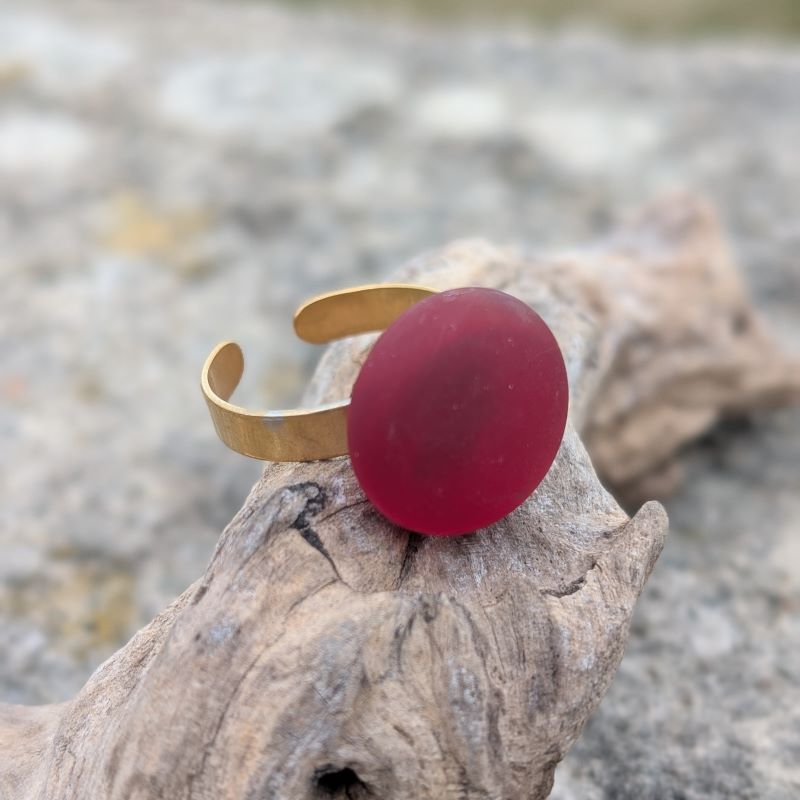 Bague avec cabochon en verre de Murano rouge dépoli et monture dorée réglable